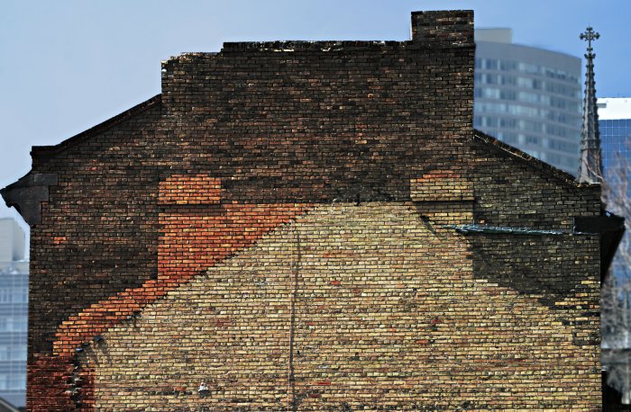File:Toronto-twice-a-house.jpg